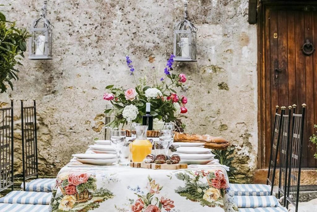 14Th Century Priory In Pressigny Bed & Breakfast Pressigny  Exterior photo